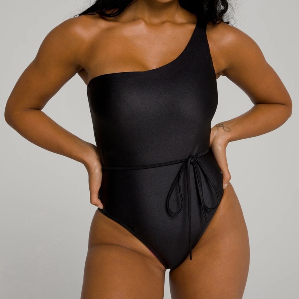 Good American Hot Shoulder Swimsuit - NWT - Size 4